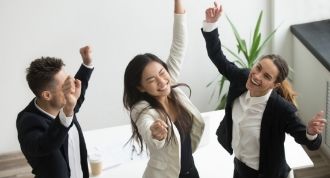TRỞ THÀNH MỘT NHÀ LÃNH ĐẠO TỐT HƠN BẰNG VIỆC HỌC CÁCH PHẢN ỨNG VỚI CẢM XÚC.